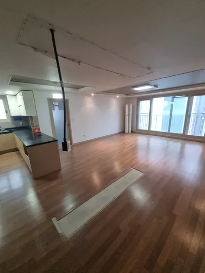 가벽철거 사례, 아파트 주방과 거실 사이 가벽 철거 작업 후: 가벽이 철거되어 트인 주방과 거실