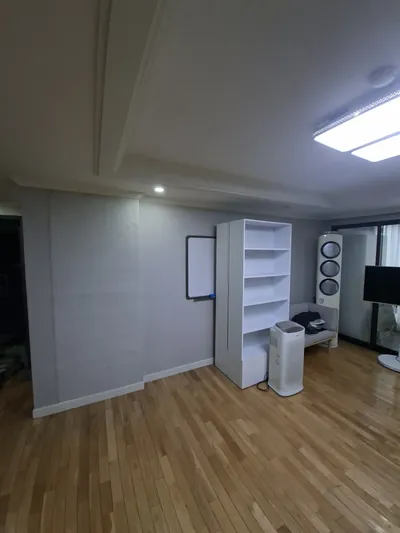 가벽철거 사례, 아파트 거실 가벽 철거 작업 후: 가벽이 철거되어 정리된 거실 천장과 벽