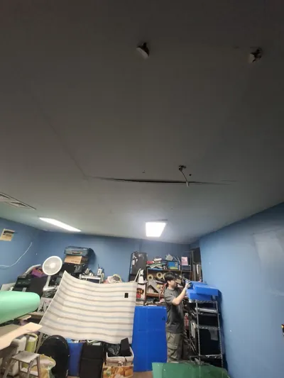 우물천장 사례, 지하점포 천장 보수 두 번째 사진 작업 전: 천장이 처지고 물건이 쌓여 있던 지하점포 내부