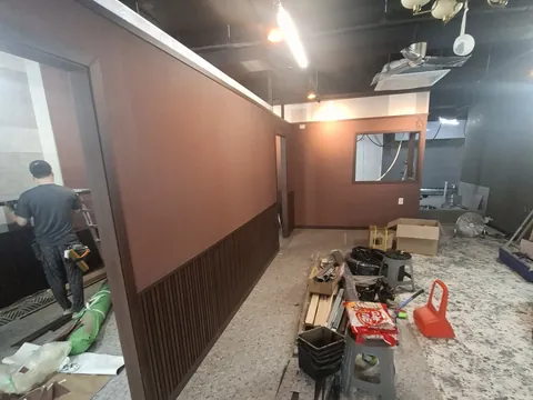 석고보드시공과 함께 문의하는 가벽설치, 상가 가벽에 마감 패널을 붙이는 모습