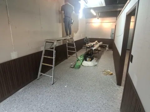 석고보드시공과 함께 문의하는 템바보드시공, 벽 하단에 템바보드를 시공한 상가 룸 복도