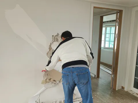 석고보드시공과 함께 문의하는 가벽철거, 벽체 석고보드를 해체하는 작업자