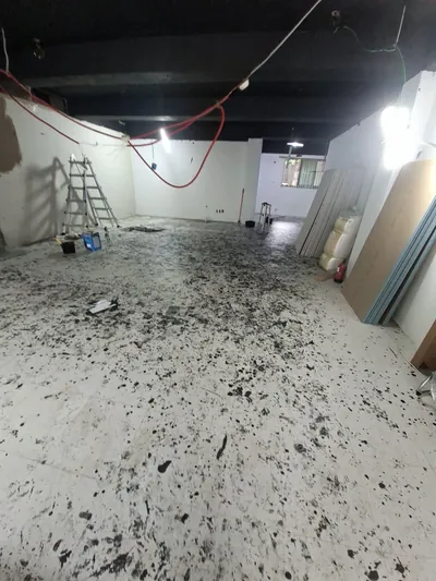 석고보드시공 사례, 중식당 가벽 시공 작업 전: 가벽을 세우기 전 먼지 쌓인 상가 홀 바닥과 천장